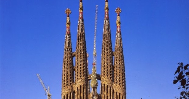 No hay duda que la sagrada familia representa uno de los puntos de interés principales de la ciudad de barcelona. Historia Del Arte Temas Imagenes Y Comentario Gaudi La Sagrada Familia