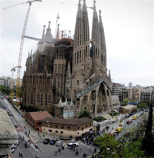 El fuego se inició cuando un hombre prendió fuego . Puesta En Valor Incendio Intencional En La Sagrada Familia De Gaudi